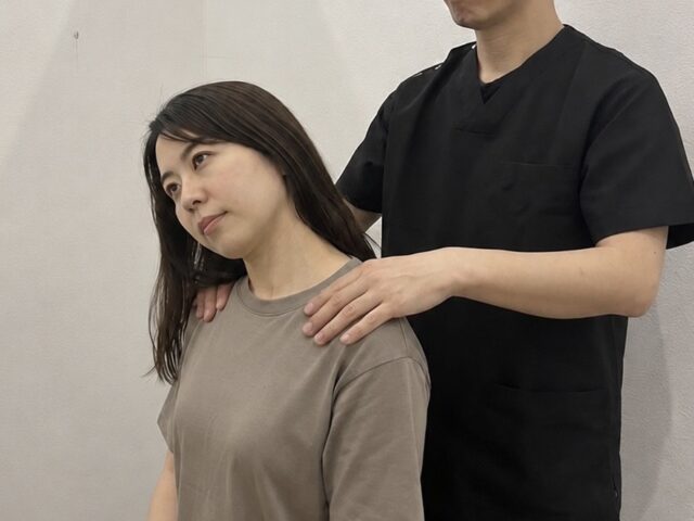 朝起きたら首が動かない。その寝違え、本当に「寝方」だけが原因でしょうか？